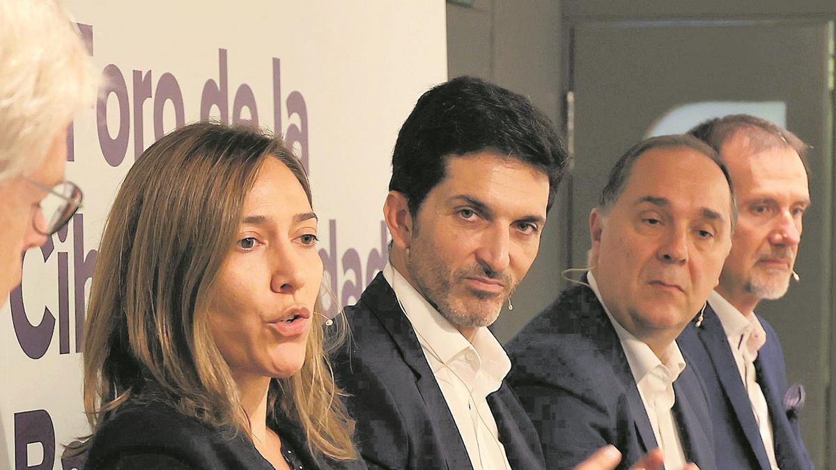 De izquierda a derecha, Martí Saballs, director de Información Económica de Prensa Ibérica; María Mira, ‘sales manager’ este de Fortinet; José Luis Rojo, socio de Ciberseguridad de EY; Llorenç Malo, CISO de CaixaBank, y Manel García, responsable de ciberseguridad en la zona noreste de SIA.