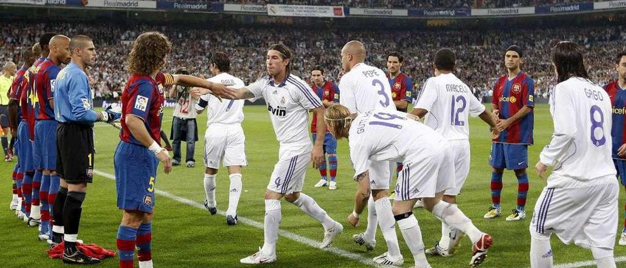 Sergio Ramos saluda a Puyol en el pasillo del Barça al Madrid en el Bernabéu en mayo de 2008.