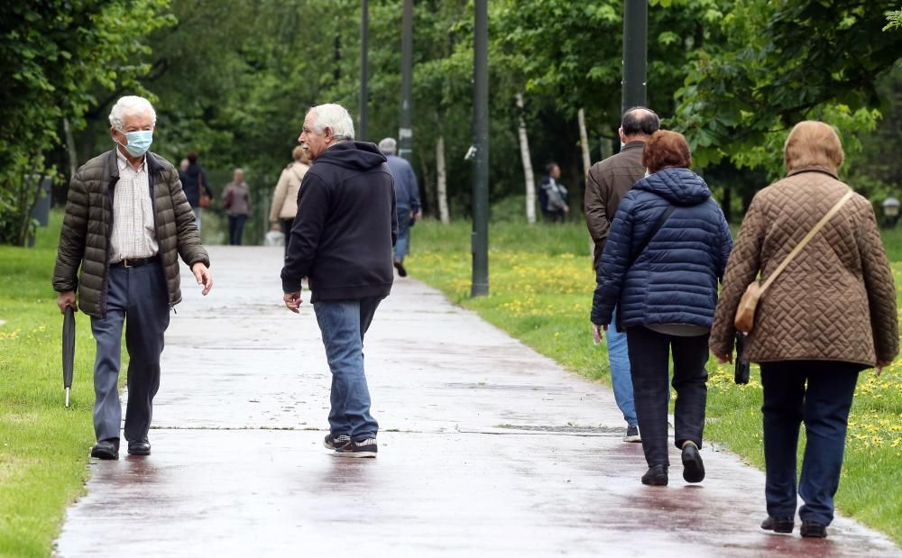 Los mayores de 70 y las personas dependientes de Vigo aprovecharon este sábado el primer día para salir a la calle durante la desescalada de medidas del coronavirus.