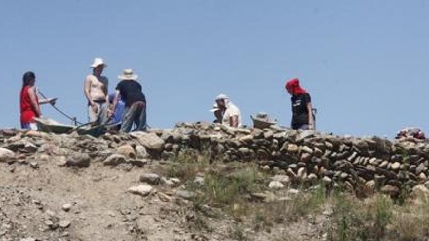 Imatge dels arqueòlegs treballant a la zona de la muralla del jaciment del Castellot de Bolvir.