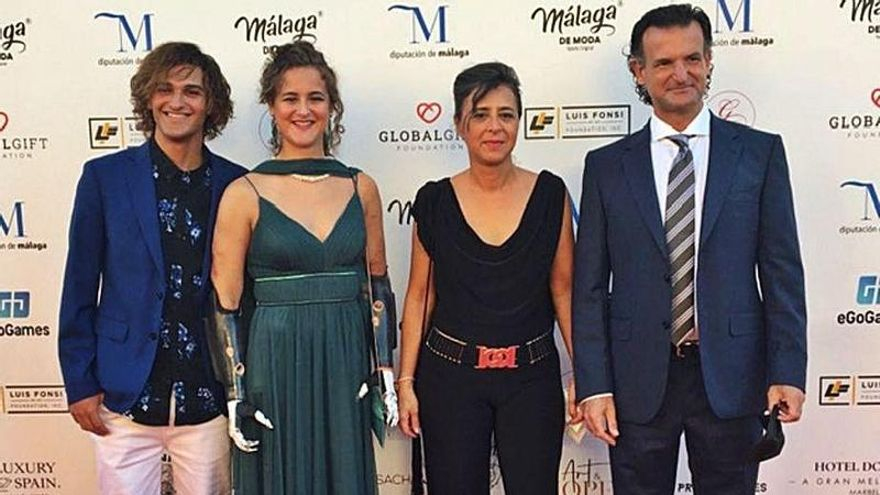 Sarah Almagro, con sus padres y hermano, en la gala.