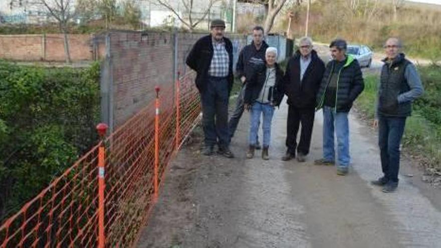 Veïns de la serra de Noet al pont de Fàbrega, on s&#039;ha col·locat una cinta de plàstic on va saltar el cotxe