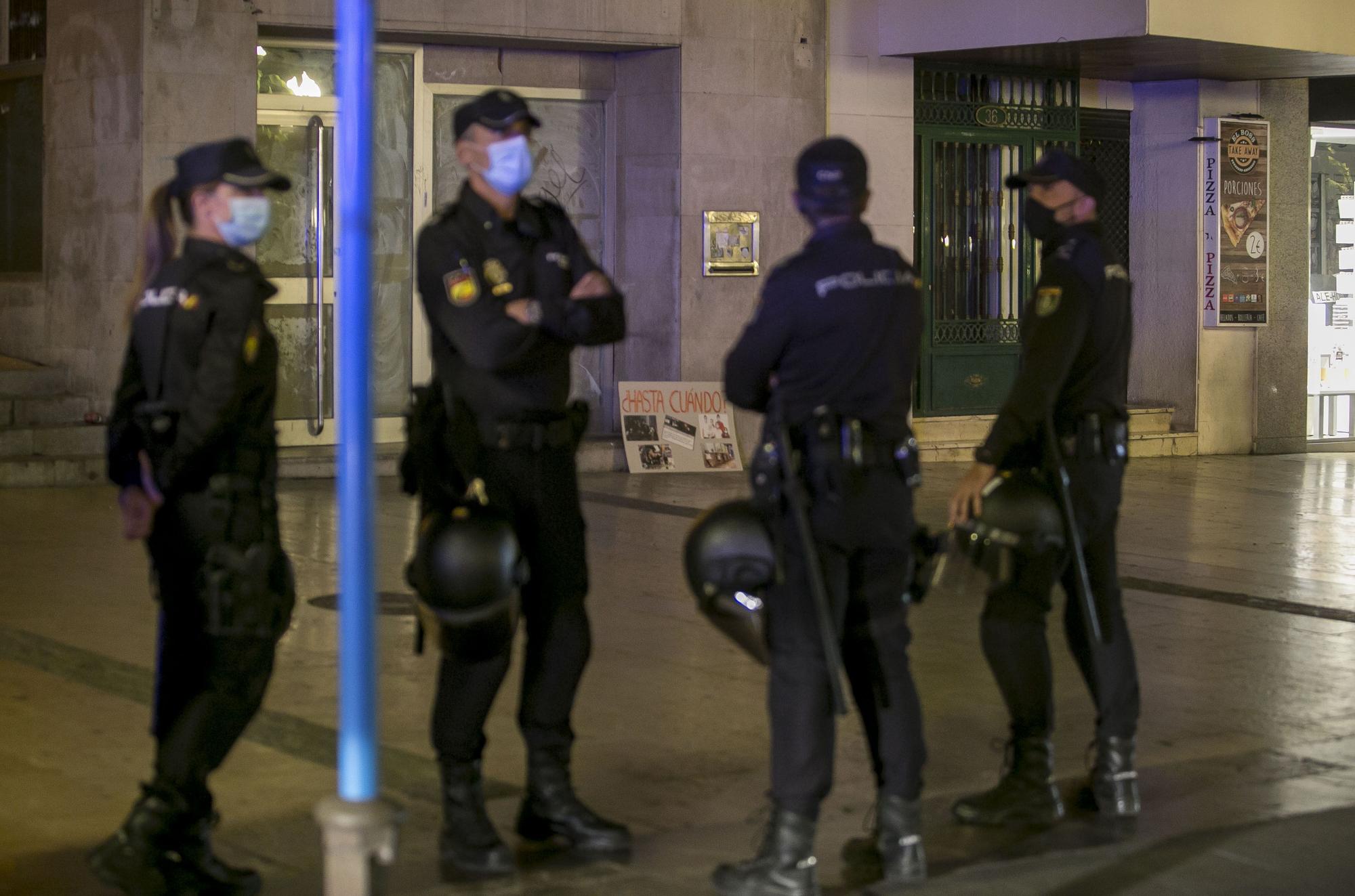 Un grupo de jóvenes negacionistas se enfrenta a la Policía Nacional en el centro de Alicante