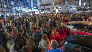 Las compras de Navidad llenan el centro de Barcelona