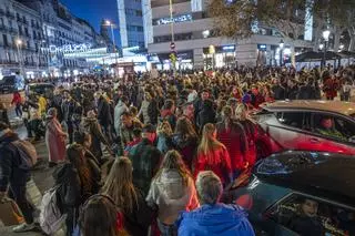 Barceloneses y visitantes abarrotan las calles comerciales en la recta final de compras navideñas