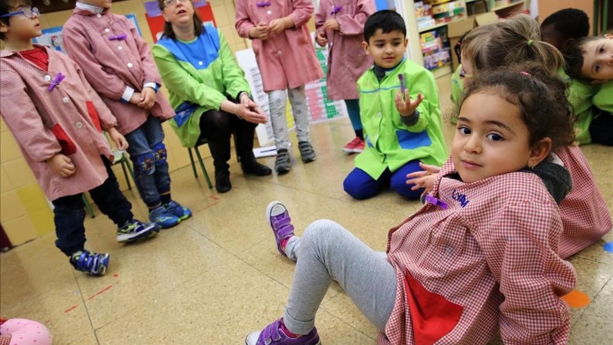 Unos niños juegan en clase en el colegio Octavio Paz de Barcelona.