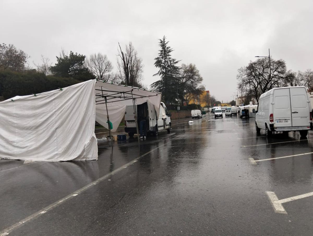 Fotogalería | La lluvia agua el mercadillo de La Hispanidad de Plasencia