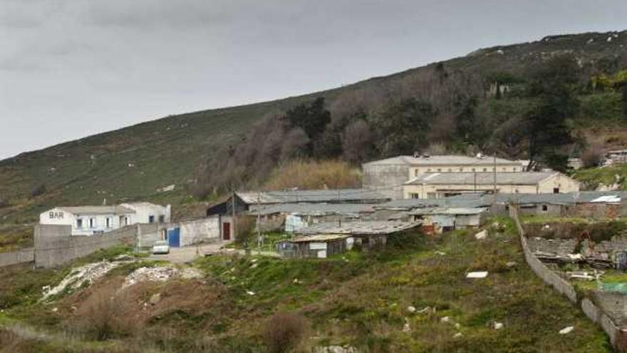 Poblado chabolista de O Portiño, en la ladera del monte de San Pedro de Visma. / fran martínez