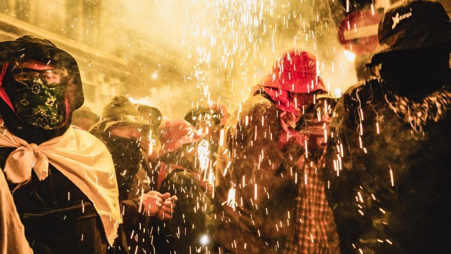 Un Correfoc multitudinari omple de pólvora i gresca el centre històric de Manresa