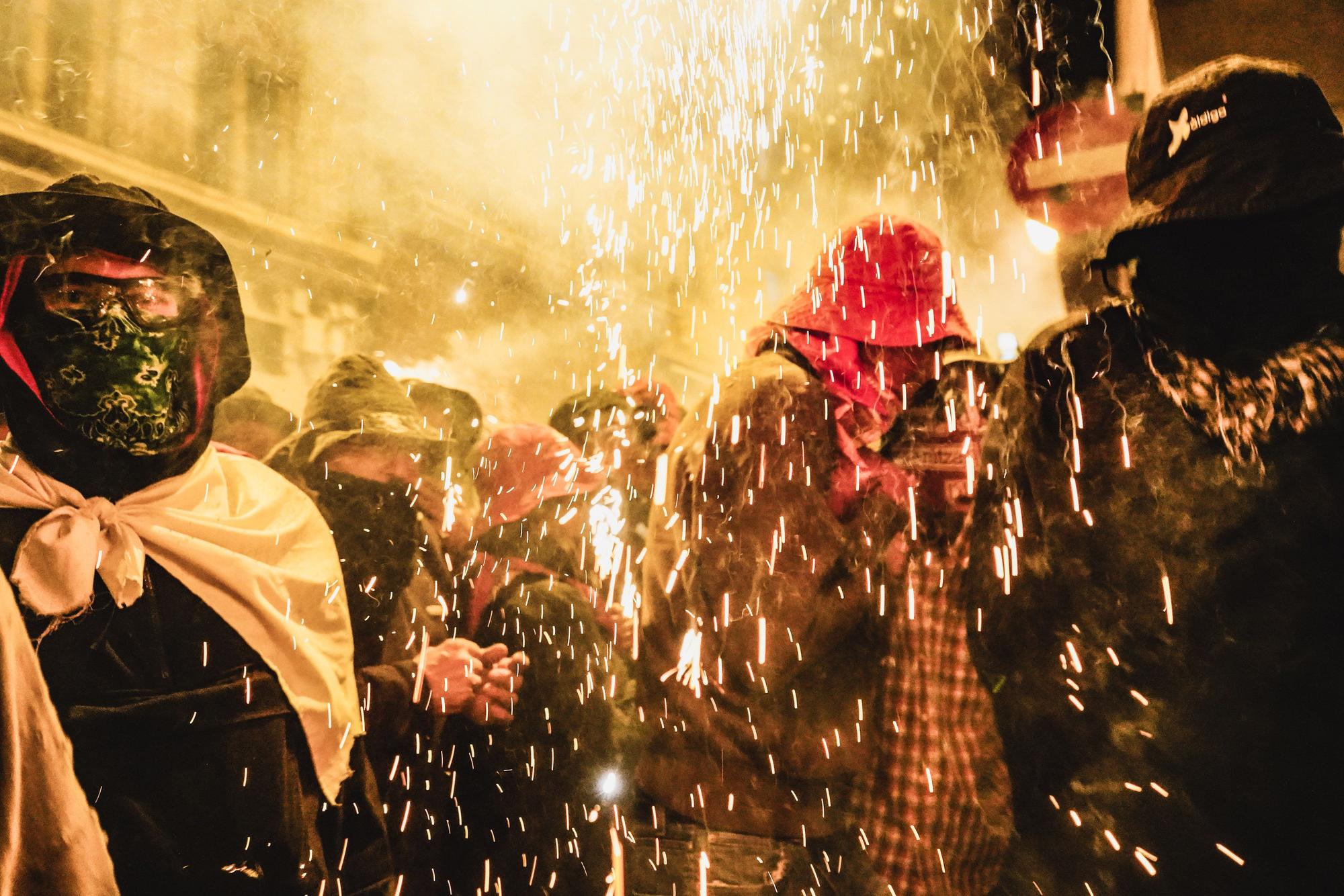 Un Correfoc multitudinari omple de pólvora i gresca el centre històric de Manresa