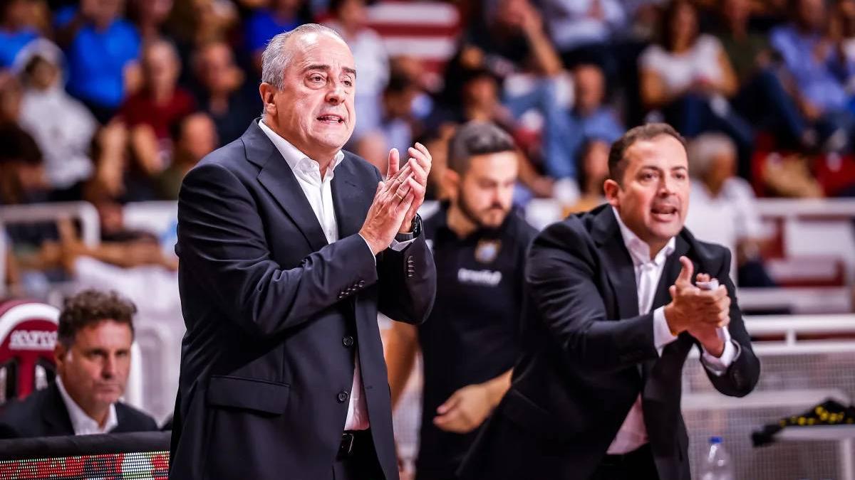 Vidorreta aplaude a sus jugadores en el duelo de ayer.