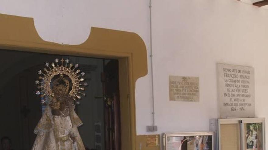 La placa ubicada en el santuario que hace referencia a Francisco Franco.
