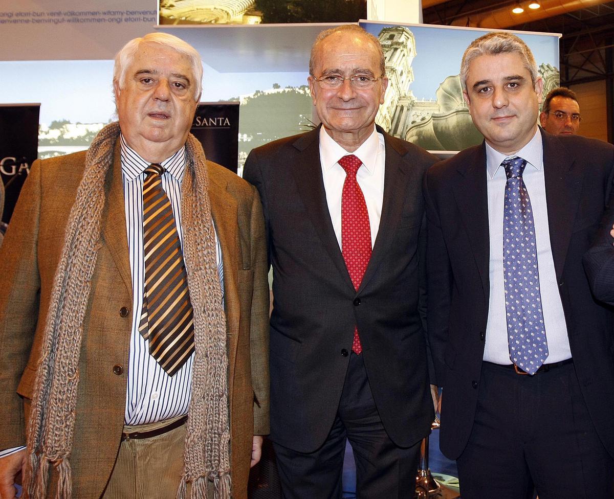 José Sánchez Rosso con su hijo Ángel y el alcalde Francisco de la Torre en Fitur en 2012.