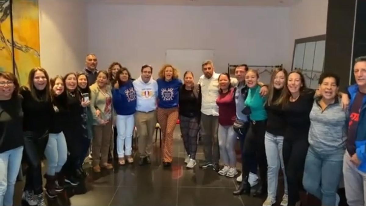 Captura del vídeo donde líderes de Zoe corean y animan en Málaga al prófugo Leonardo Cositorto