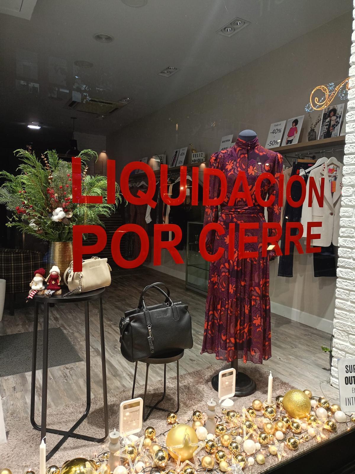 Escaparate de Mimolett, en el que desde hace días se puede leer 'Liquidación por cierre'.