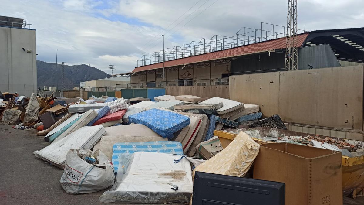 La oposición denuncia la acumulación de toneladas de colchones en un recinto sin condiciones junto a industrias fitosanitarias