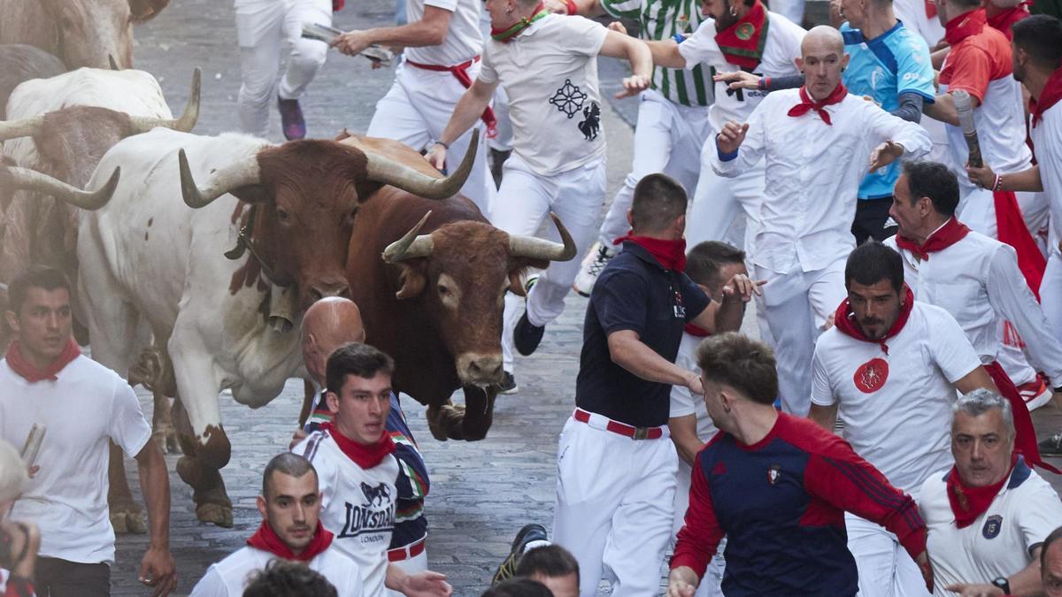 Tercer encierro de las fiestas de San Fermín con toros de Cebada Gago.