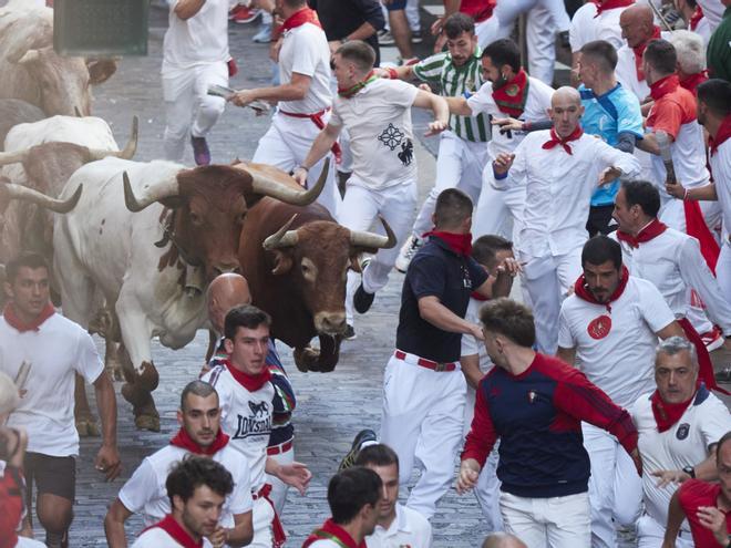 Tercer encierro de las fiestas de San Fermín con toros de Cebada Gago.