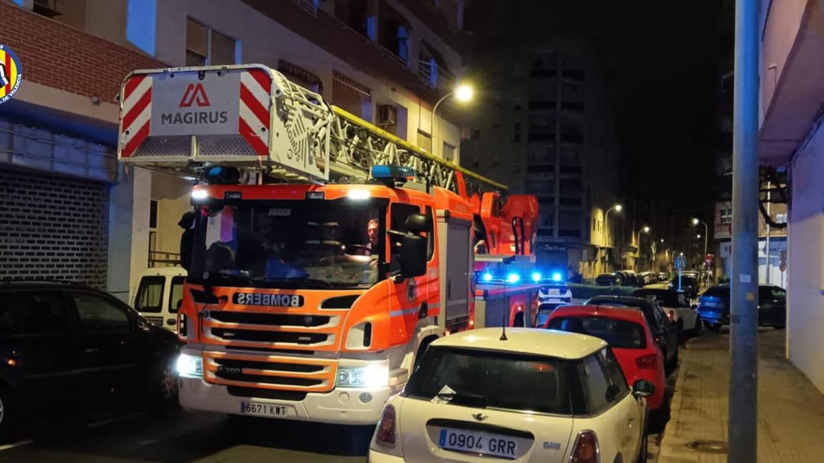 El dispositivo de bomberos, en la calle Juan Ramón Jiménez de Gandia, esta madrugada.