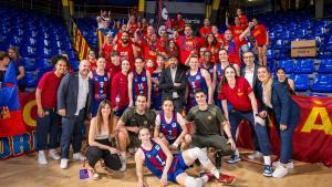 El Barça celebró la permanencia en el Palau con los aficionados