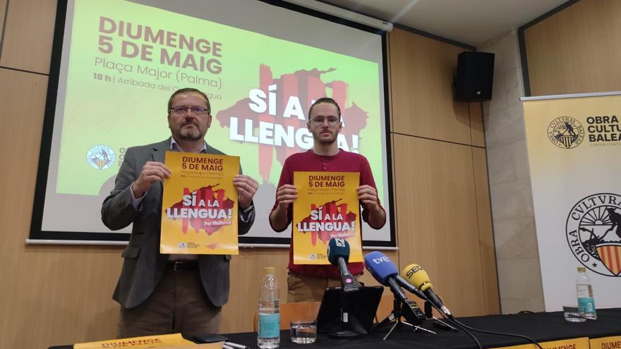 El presidente de la Obra Cultural Balear, Antoni Llabrés, y el presidente de Joves de Mallorca per la Llengua, Pau Eimli Muñoz, durante la rueda de prensa con motivo de la Diada per la Llengua.