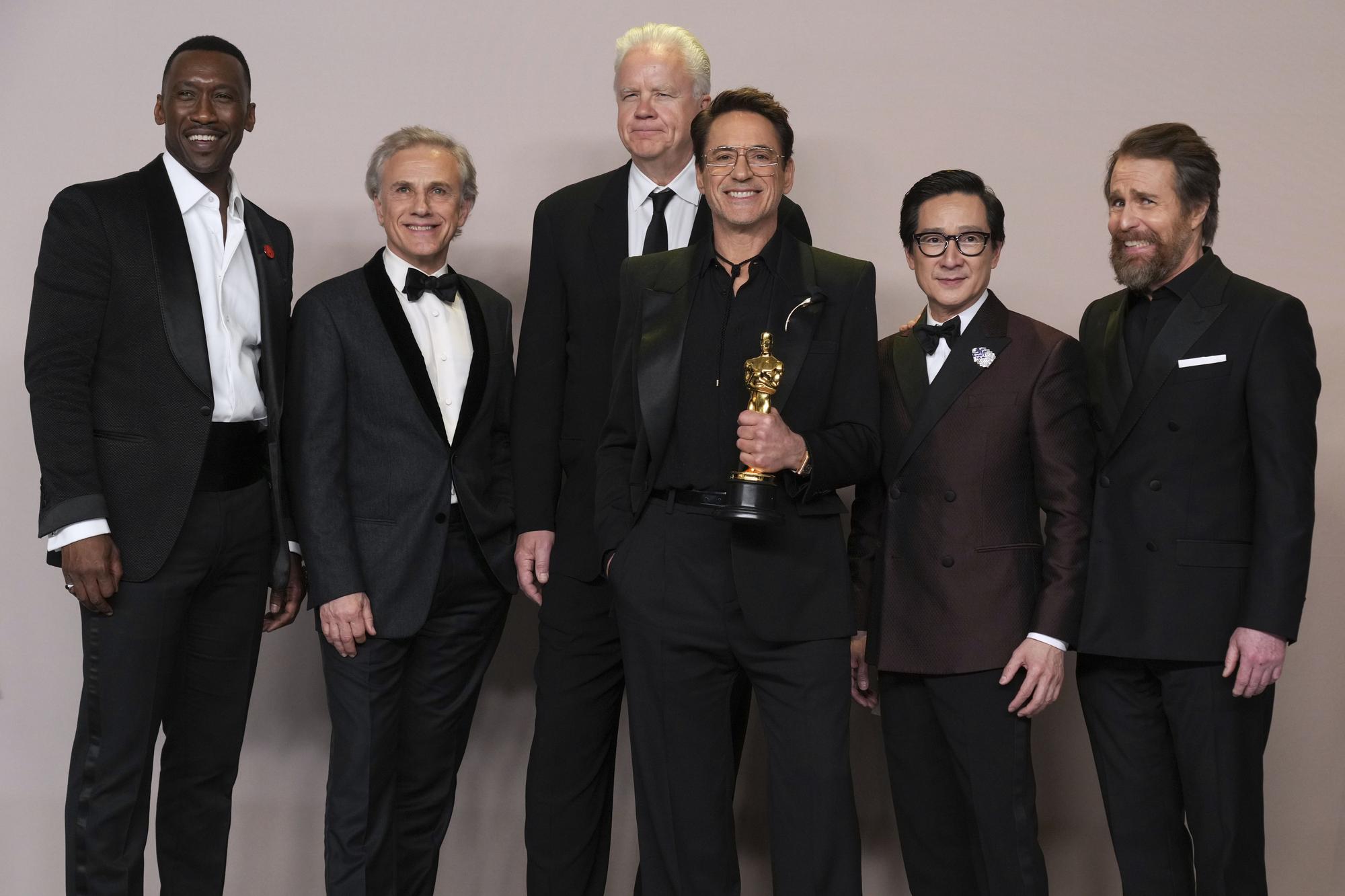 Robert Downey Jr., center right, winner of the award for best performance by an actor in a supporting role for "Oppenheimer," poses in the press room with Mahershala Ali, from left, Christoph Waltz, Tim Robbins, Ke Huy Quan, and Sam Rockwell at the Oscars on Sunday, March 10, 2024, at the Dolby Theatre in Los Angeles. (Photo by Jordan Strauss/Invision/AP) Associated Press/LaPresse Only Italy and Spain / EDITORIAL USE ONLY/ONLY ITALY AND SPAIN