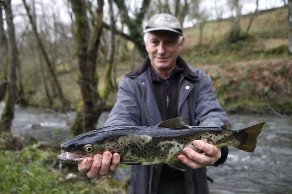 El mal tiempo enturbia la pesca en los ríos de Deza