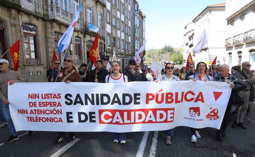 Miles de gallegos reivindican mejoras en la sanidade pública en Santiago