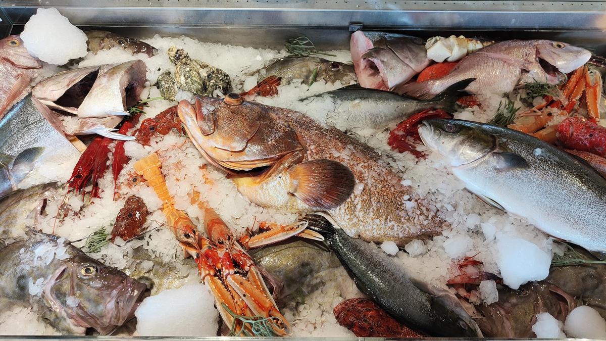 El mostrador con pescados y mariscos de Es Còdol Foradat.
