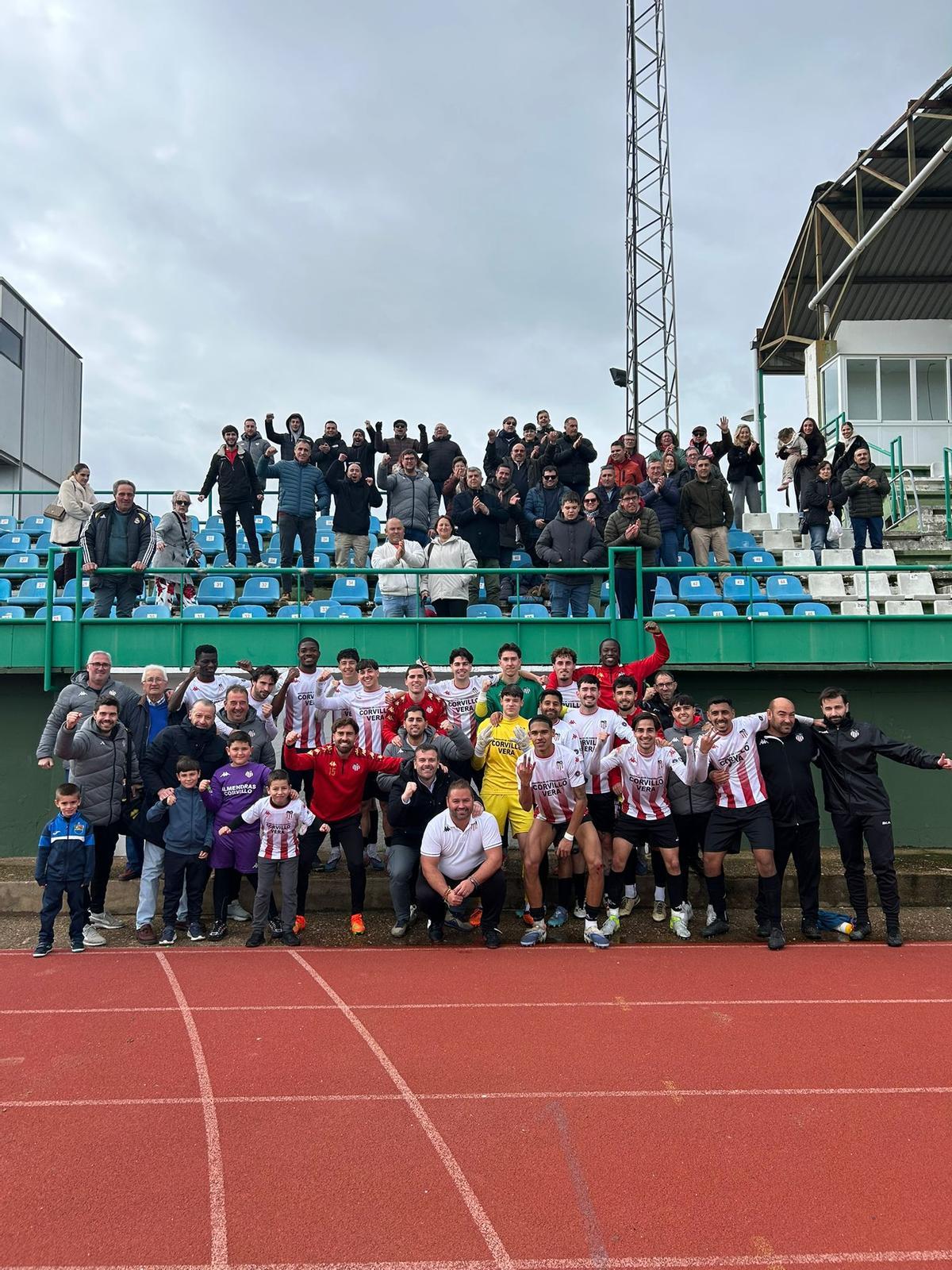 Jugadores y cuerpo técnico del Azuaga celebran su triunfo en Villanueva.