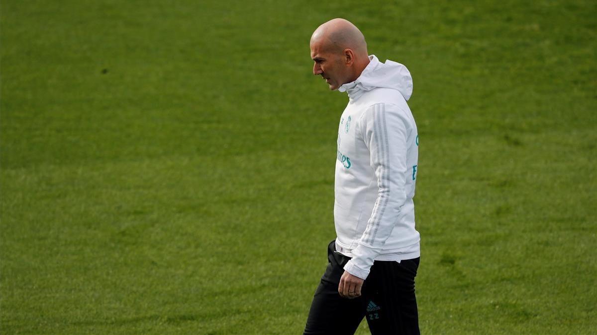 Zidane, pensativo durante el entrenamiento de este sábado en Valdebebas