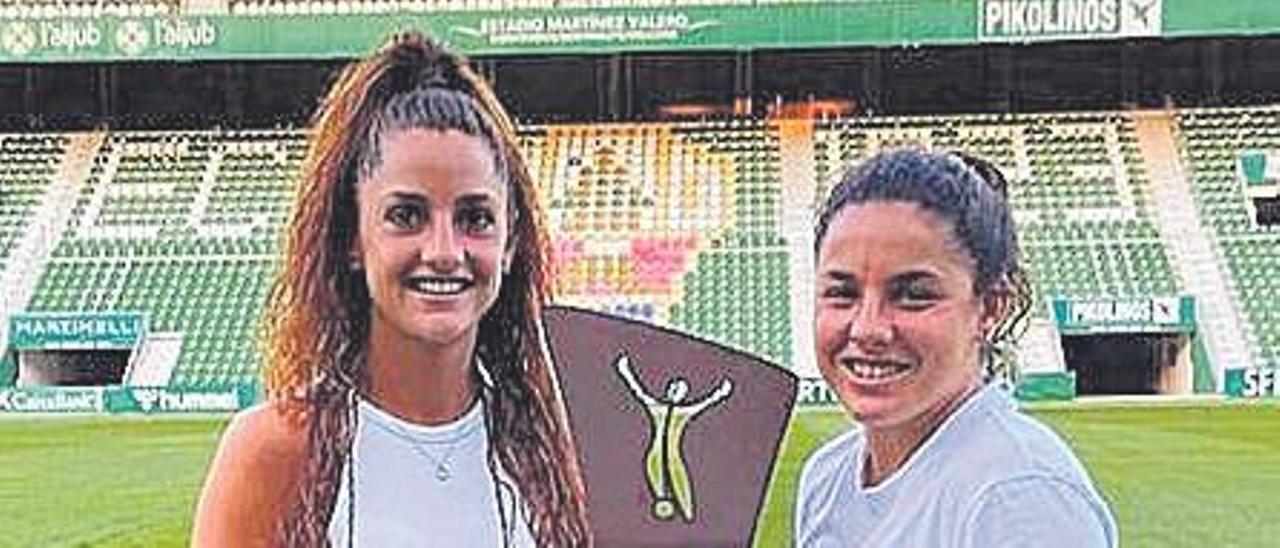 Sara Roca y Sara López con el trofeo.