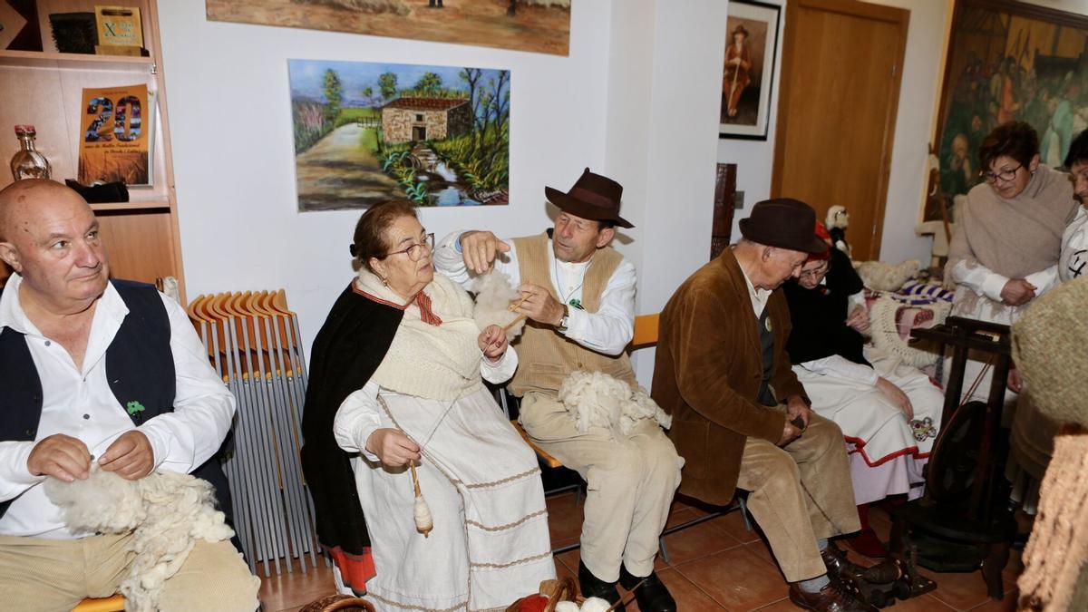 Proceso del lino en el museo Casa do Patrón de Doade, única parroquia sin menores de 15 años.