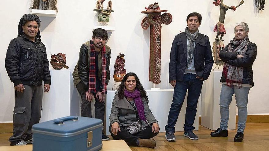 Componentes de &quot;Los cantores del confín&quot;, ayer, en el Centro Antiguo Instituto.