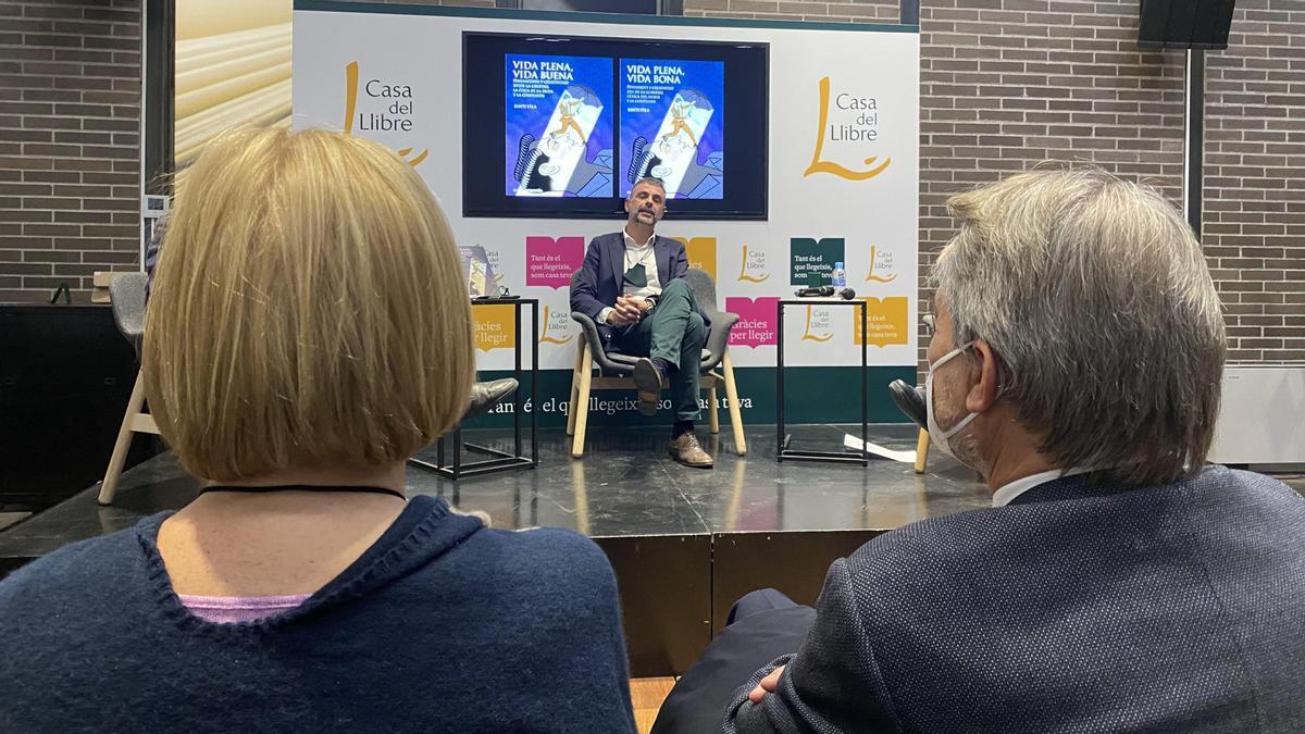 Artur Mas, en primera fila durante la presentación del libro de Santi Vila