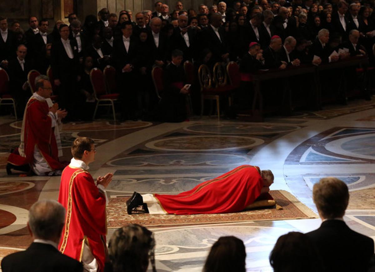 El papa Francesc resa a terra Divendres Sant. El papa Francesc resa a terra Divendres Sant.