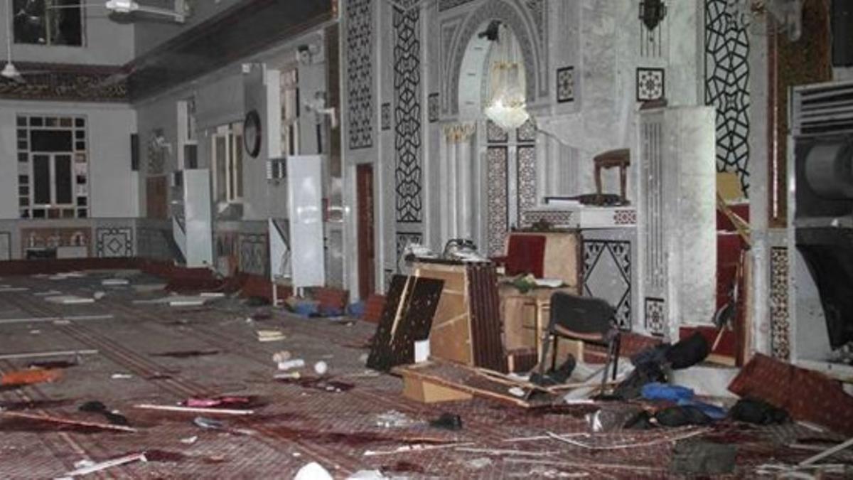 Interior de la mezquita Al Imam de Damasco tras el atentado suicida.