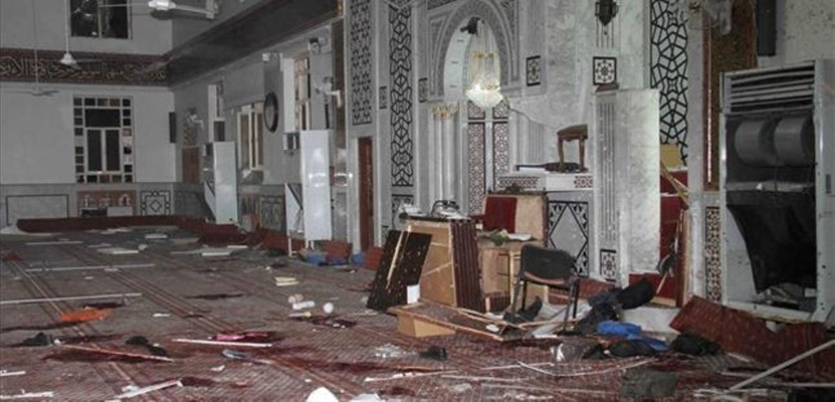 Interior de la mesquita Al-Imam de Damasc després de l’atemptat suïcida.