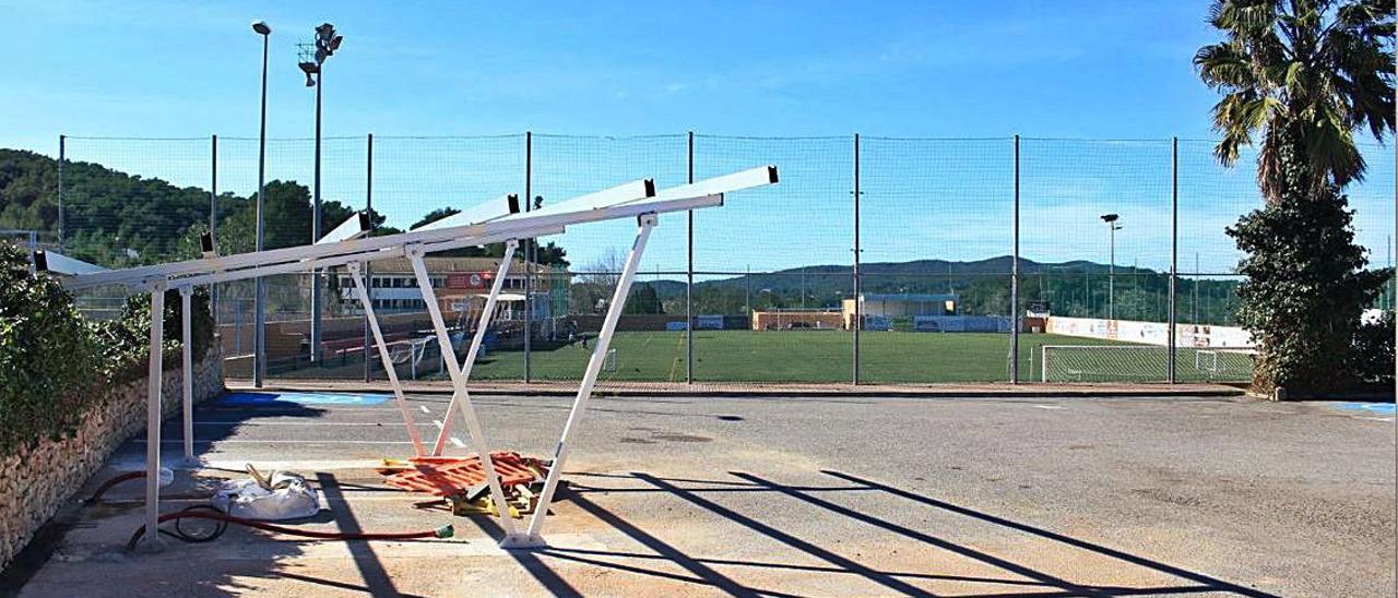 Punto de recarga solar de vehículos eléctricos en Sant Carles.