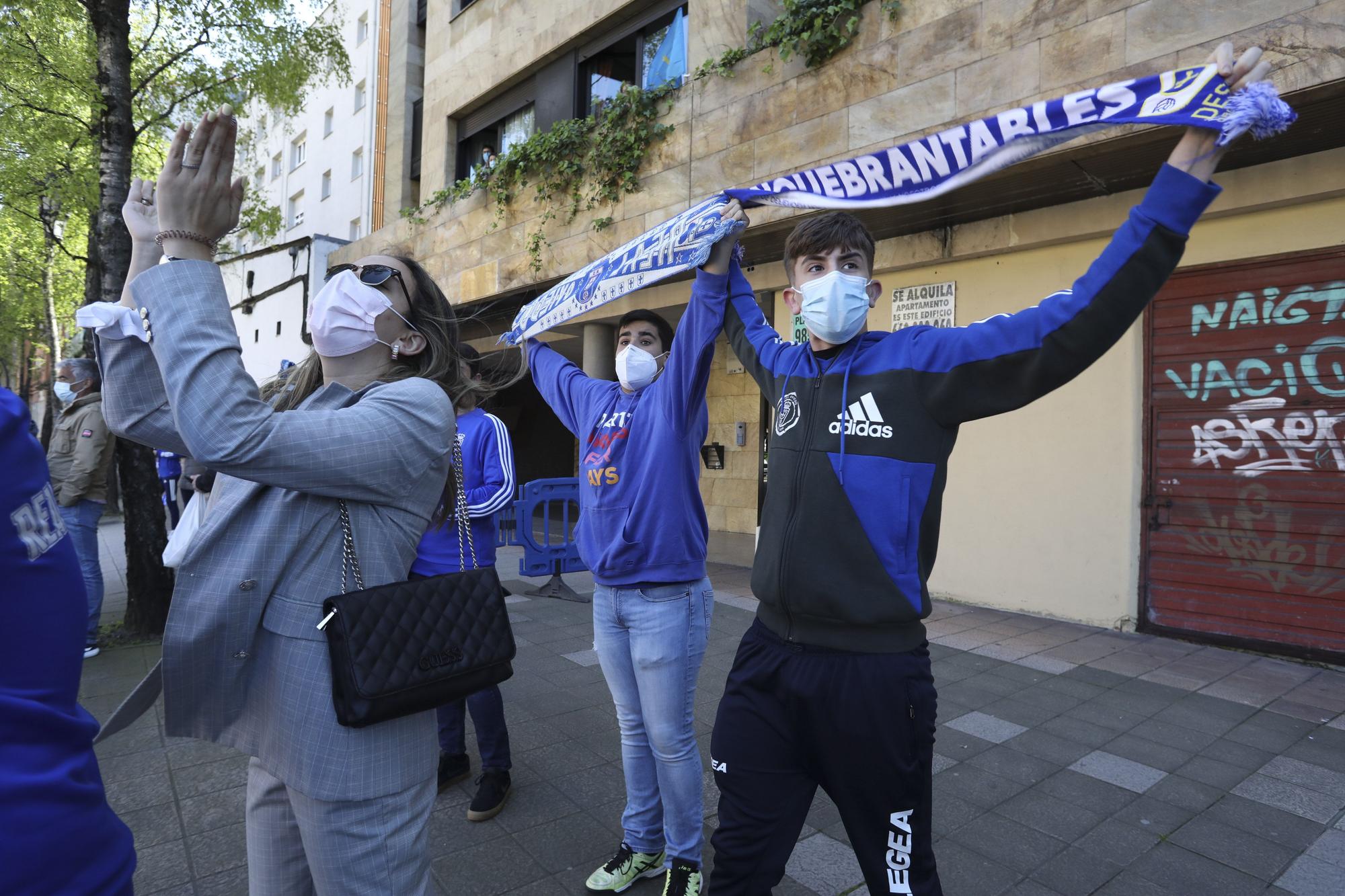 Así fue la salida de los jugadores del Real Oviedo hacia Gijón