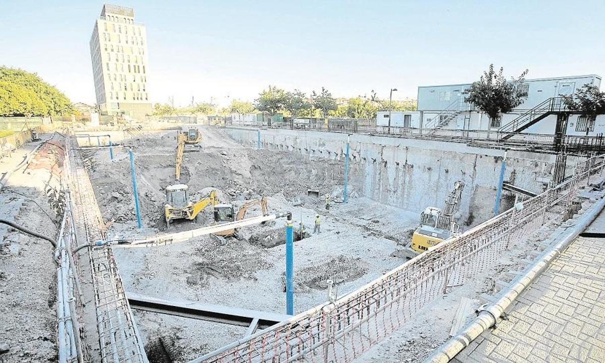 Trabajos en el solar de las Moreras donde se levantará el nuevo hospital privado.