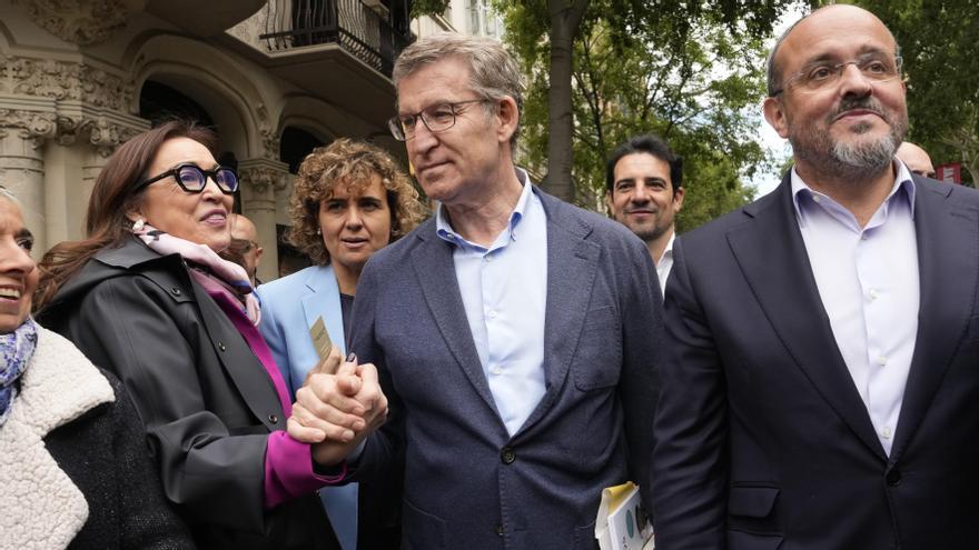 El presidente del PP, Alberto Nuñez Feijóo (c), junto al líder del PPC, Alejandro Fernández (d), durante el paseo que ha realizado por las paradas durante la Diada de Sant Jordi.