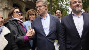 El presidente del PP, Alberto Nuñez Feijóo (c), junto al líder del PPC, Alejandro Fernández (d), durante el paseo que ha realizado por las paradas durante la Diada de Sant Jordi.