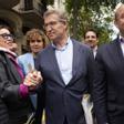 El presidente del PP, Alberto Nuñez Feijóo (c), junto al líder del PPC, Alejandro Fernández (d), durante el paseo que ha realizado por las paradas durante la Diada de Sant Jordi.