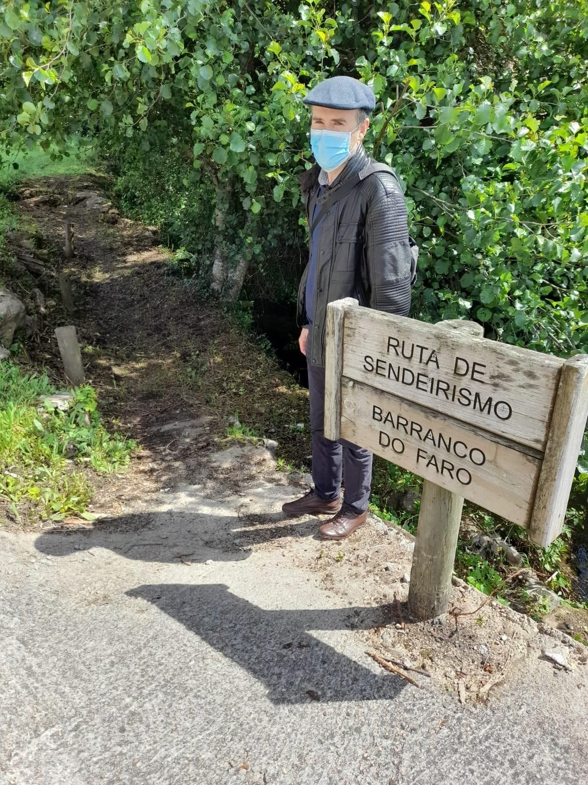 Odilo Barreiro, con el cartel que indica el sendero.