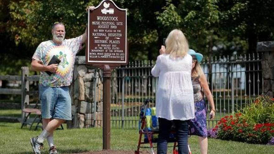 Asistentes al aniversario de Woodstock, haciéndose una foto. // Reuters