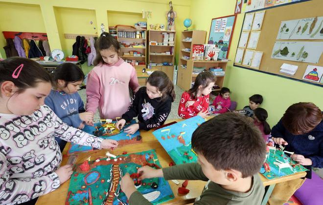 Alumnos haciendo sus maquetas sobre el relieve.