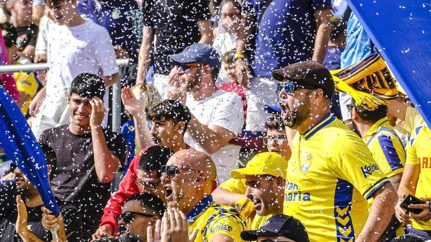 Imagen de un grupo de aficionados de la UD Las Palmas, en el pasado torneo de internacional de alevines de LaLiga.