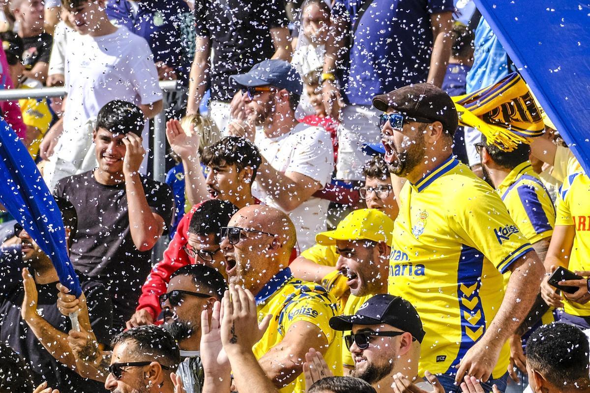 Imagen de un grupo de aficionados de la UD Las Palmas, en el pasado torneo de internacional Sub-13 de LaLiga.
