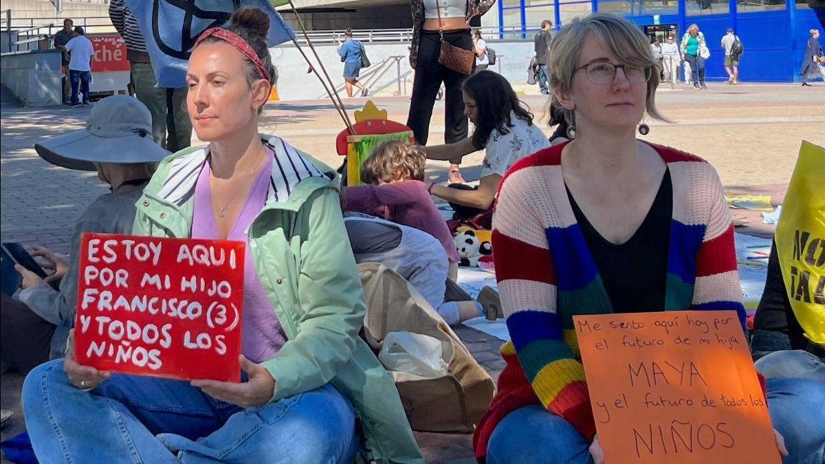 Madres protestan frente a la inacción climática.